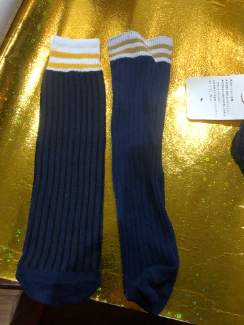 Tất mỏng hơn loại năm ngoái mình mua,  hy vọng o bị dão nhanh. Giá hợp lý