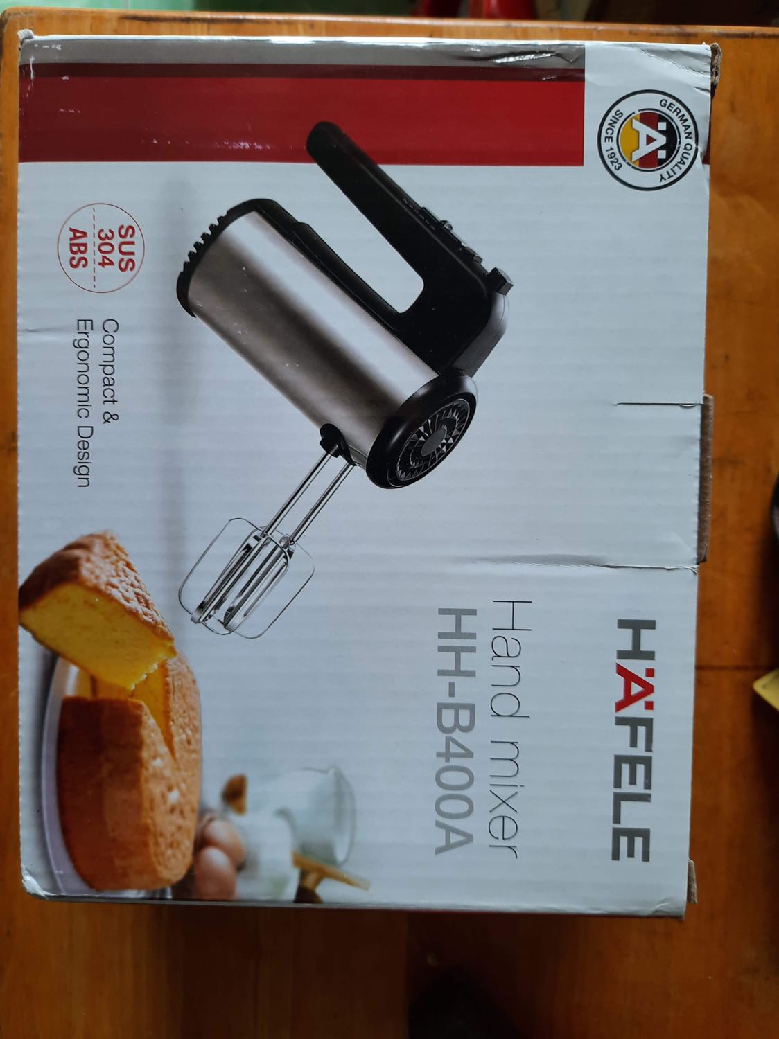 Lần đầu tiên mua máy đánh trứng nên mình khá phân vân giữa các dòng máy của Philips, Bluestone và Hafele đều có giá tương đương nhau. Nếu chỉ nhìn mẫu mã và theo số lượng người mua và bình luận thì chắc chắn mình sẽ chọn Bluestone. Nhưng cuối cùng mình vẫn lựa chọn Hafele. Tuy thiết kế đơn giản, nhìn không sang chảnh, đẹp bằng Bluestone nhưng mình tin 1 thương hiệu đến từ Đức sẽ không làm mình thất vọng về chất lượng. Và đây là kết quả mình đánh bông lòng trắng trứng. Máy có 5 số nhưng mình chỉ dùng số 1 và 2, trong khoảng 5’ là thấy đạt rồi. Lần đầu tiên đánh trứng mà kết quả ok nên rất là hài lòng.