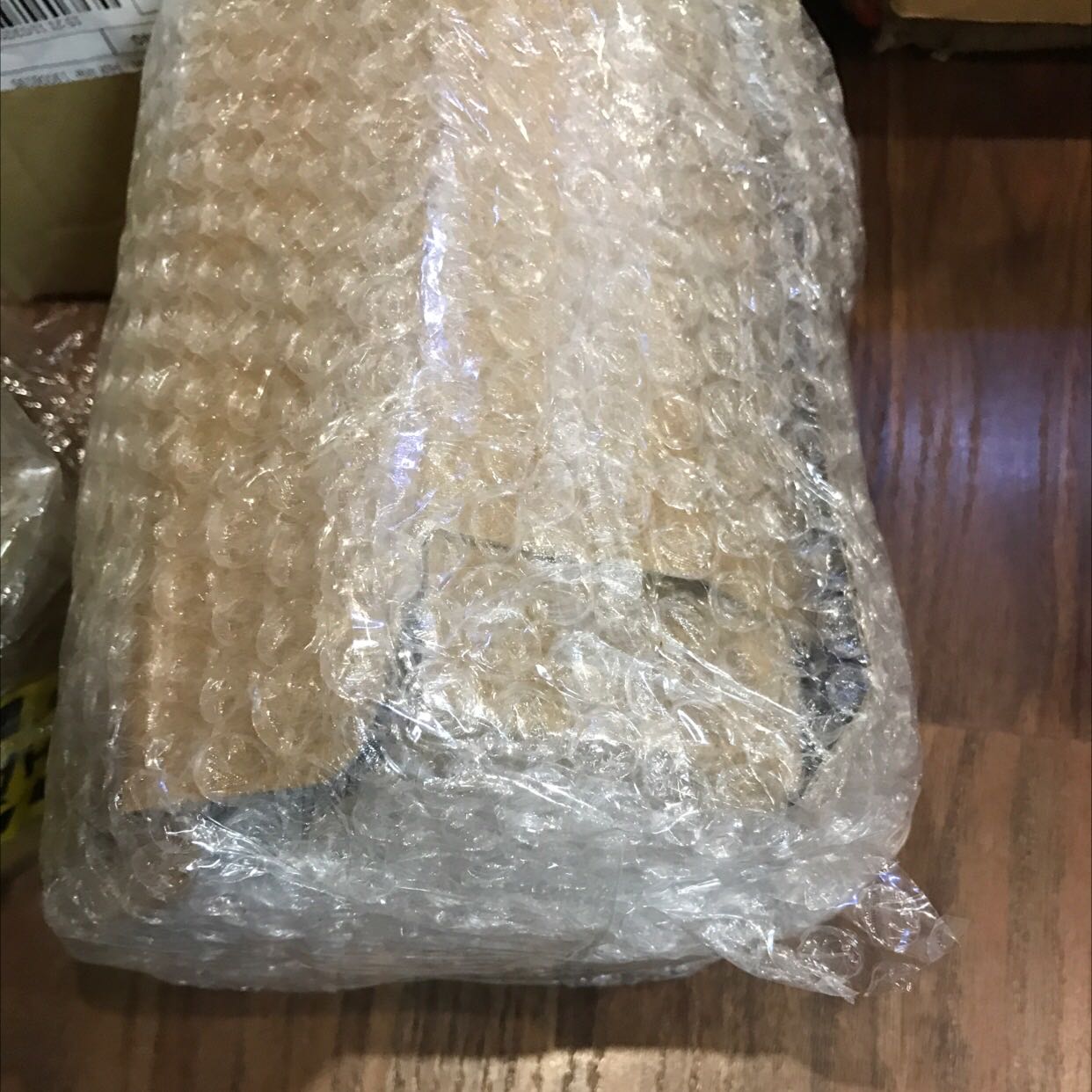 Bọc cẩn thận, xa nên giao lâu. Giá cao but có mã tiki nên mua, thanks tiki Bọc cẩn thận, xa nên giao lâu. Giá cao but có mã tiki nên mua, thanks tiki