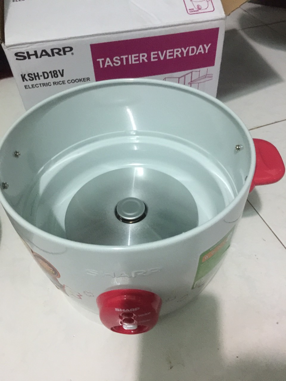 Nồi Cơm Điện Nắp Rời Sharp KSH-D18V (1.8L) - Màu Ngẫu Nhiên - Hàng chính hãng sài tốt , nấu cơm chính đều ngon từng hạt cơm, mẫu mã thiết kế đẹp  trang nhãn , sản phẩm thông dùng tiện cho mọi gia đình từ 5-6 người