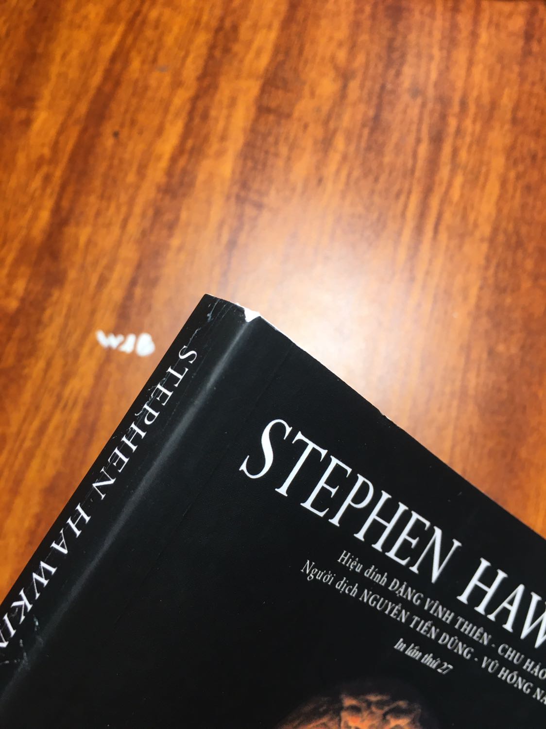 Sách hay, chất lượng tuyệt vời, giao hàng siêu nhanh, vừa đặt tối qua sáng nay có hàng luôn. NHƯNG sách vừa giao về thì bị trầy mất 1 phần phía góc sách và mặt sau thì như bị va chạm vào đâu đó khiến cho bìa sau bị cong lên 1 tí, suýt rách.