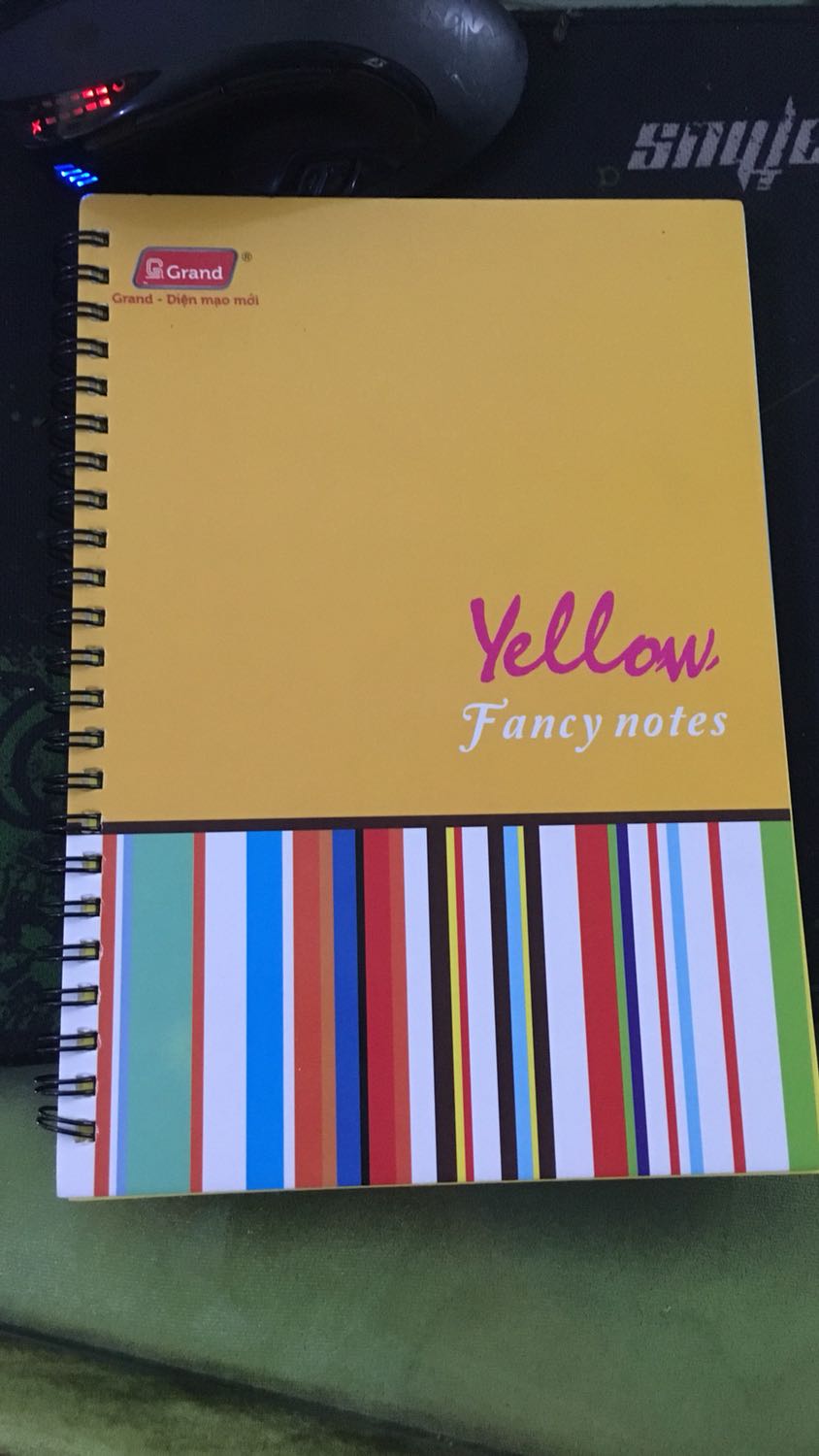Giấy dày, đẹp. Viết rất là êm, giá rẻ hơn so với chất lượng. Mình cực kì ưng quyển này ^^