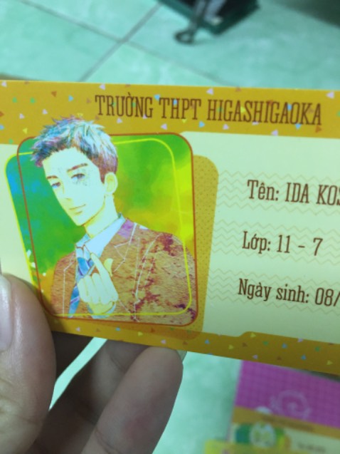 Mất 10 ngày kể từ lúc đặt hàng cho tới khi truyện về tay mình. Sách đóng gói kỹ càng. Các quà tặng kèm đều được in rõ ràng, đẹp mắt. Tuy nhiên, ID card của Ida bị một cái vệt đen chắn ngang mặt mà theo mình thấy thì khả năng cao là mực in bị lem làm mình rất là cay. Giờ không dám kiếm cái gì chùi vì sợ hư luôn cả cái card 🙂
