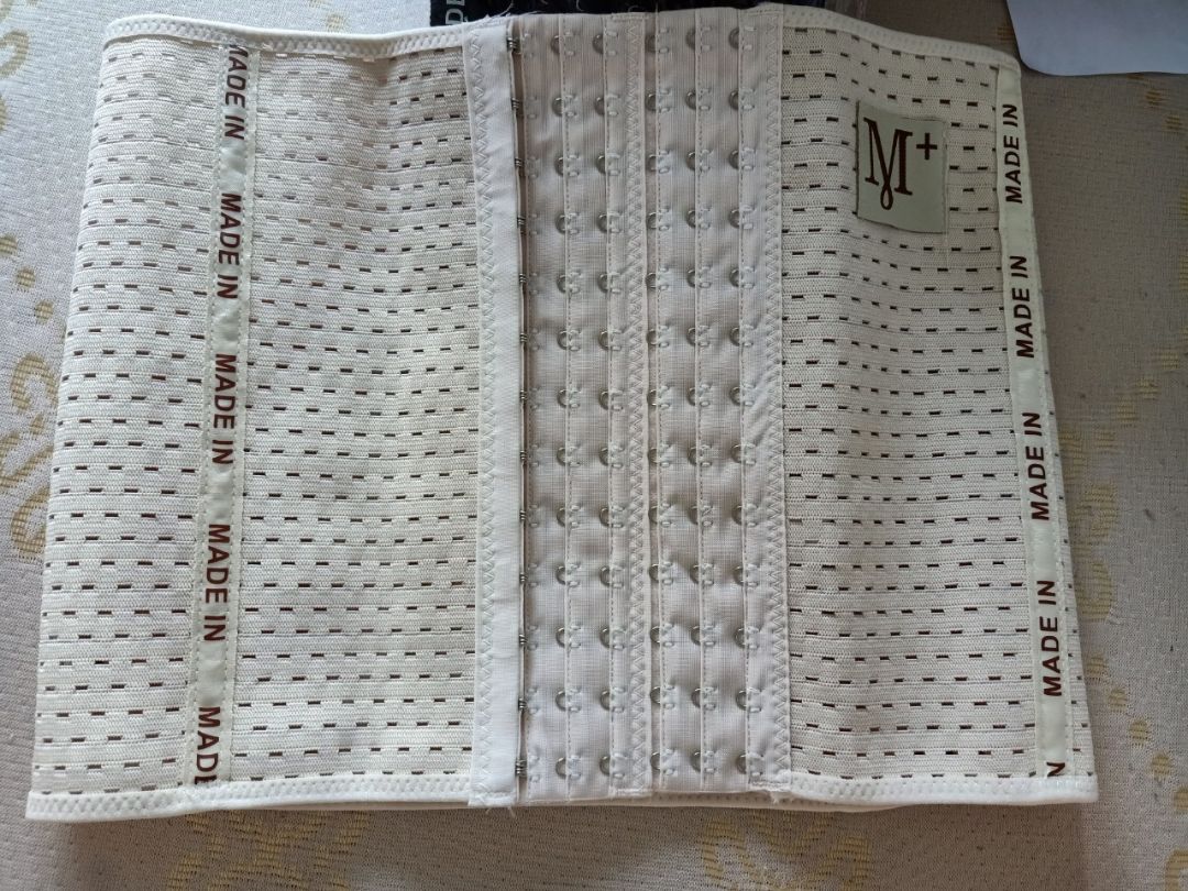 Sản phẩm này tôi rất vừa ý. Từ nhân viên giao hàng cho tới chất lượng sản phẩm. Thái độ bạn shiper rất vui vẻ không khó chịu như những chỗ khác vì nhà tôi ở hẻm sâu. Nịt ôm nhưng không gây khó chịu, rất dễ thở, tôi có thể đeo suốt ngày không sao cả. Giá rẻ vì cái trước đây tôi mua 1 cái hết 150 ngàn. Mua ở tiki rẻ còn được tặng thước dây nữa. Cảm ơn.