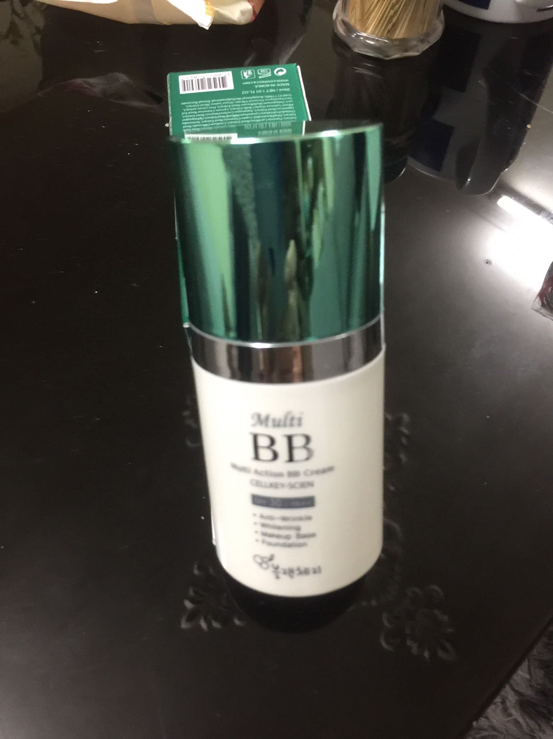 Lần nào mua hàng của shop cũng thấy hài lòng. Chất kem nền ẩm ẩm mát mát. Lớp kem kh quá dày, mình sử dụng kh thấy da bị bí như một số sản phẩm đã từng dùng. Kem che khuyết điểm tốt lại còn lâu trôi nữa. Rất đáng đồng tiền. Shop giao hàng nhanh, đónh gói đẹp