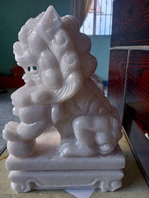 Kỳ lân rất đẹp, nhìn bên ngoài đẹp hơn trong hình. Shop đóng gói rất kỹ, nên tượng không bị sứt mẻ gì. Cảm ơn shop nhiều.