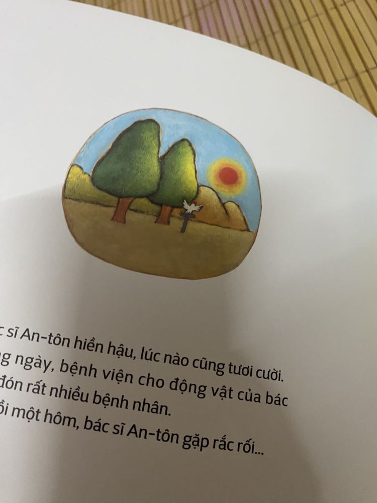 vừa ngồi đọc cho cả con và cháu gái, chăm chú nhìn và học theo cách hỏi của shop tư vấn khiến các bạn nhỏ rất vui