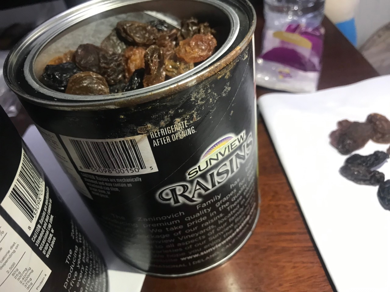 Quá buồn, 
thấy review khá ổn, mua 2hộp tikiNow, khui ra 2 hộp đều bị rỉ sét 1 hộp ít hơn.
tự trấn an xem chất lượng sản phẩm
thì nho khô bị ngã màu - lên mốc (xem hình mình chụp sẽ khác xa so với 1 bạn trước review)

như là hàng quá đát nhưng hạn sử dụng thì vẫn đến tháng 06/2020 zzzzzzzzzzzzzzzzzzzzzzzzzzzzzzzzzzzzzz