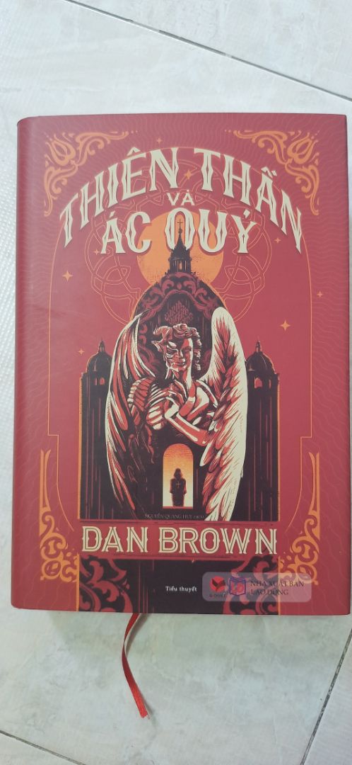 fahasa giao hàng rất nhanh và luôn đóng hàng rất cẩn thận, sách được nằm cùng với 1 lớp xốp để bảo đảm trong khâu vận chuyển
về nội dung thì đây là cuốn tiểu thuyết xuất sắc của dan brown, có lẽ chỉ sau Mật mã da vinci, tình tiết gay cấn và rất cuốn hút
khổ chữ to, rất dễ đọc, giấy vàng k lo mỏi mất
mua được với giảm sale nên rất ưng