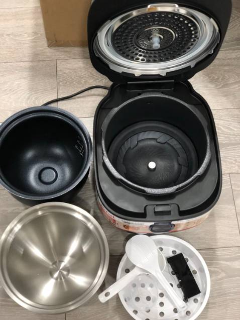 Mua hôm sale giảm còn 4,3 triệu . Mình ngắm cái này vì có chức năng xả áp suất tự động cho an toàn, không phải ấn xả như các nồi khác, tiền nào của đó. Mới nấu thử cơm chiên trứng thấy oki, thấy nồi to vậy chứ nấu nướng đa năng, gọn gàng hơn. Nồi có 2 cái ruột nồi 1 cái mình nấu cơm, một cái mình nấu thức ăn khá tiện. Mà cho hỏi làm sao để kích hoạt bảo hành. Mình không thấy có phiếu bảo hành đi kèm. Tiki và Tefal vui lòng hỗ trợ kích hoạt bảo hành giúp mình.