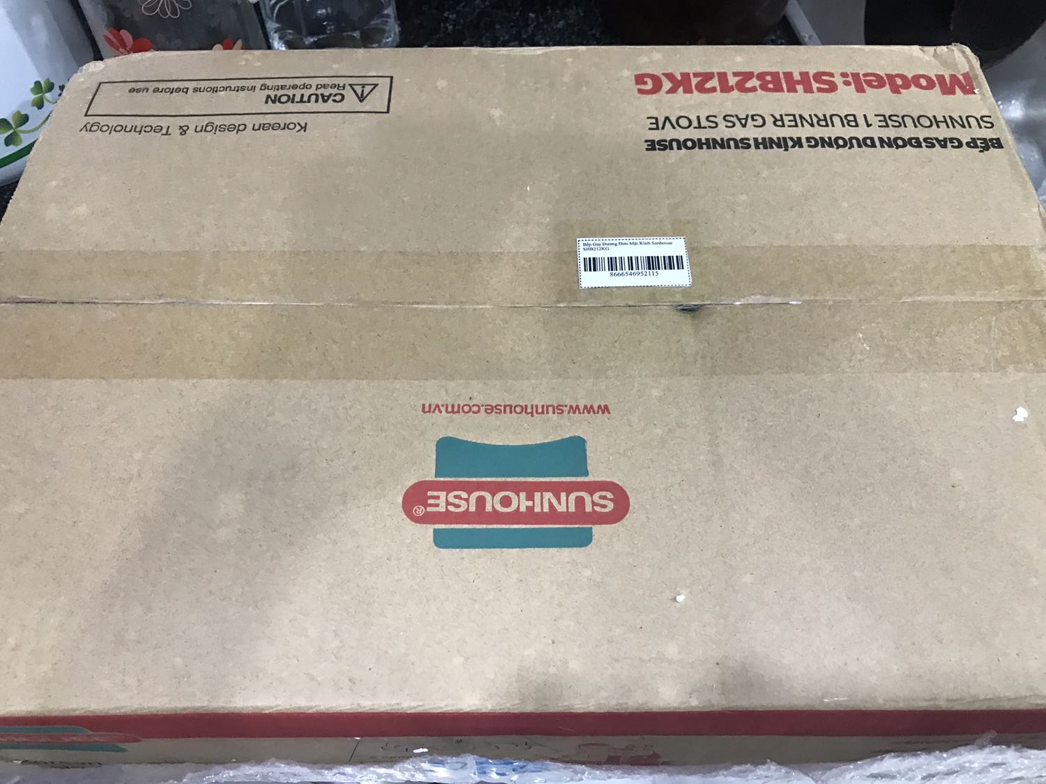 Mình mới nhận hàng xong, đóng gói cẩn thận. Mẫu mã giống trong hình nhưng màu hơi khc(đỏ đậm với đỏ nhạt). Góc bếp bị bong tróc.