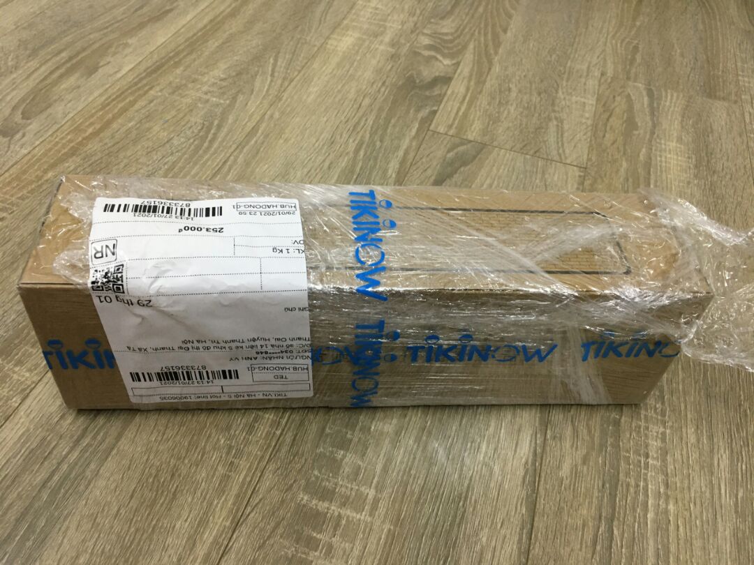 Cảm nhận đầu tiên khi cầm trên tay loa này rất thích, rất chắc chắn và đẹp. Có dải đèn led nhìn khá ngầu. Âm thanh bass lẫn treble đều đạt mức hài lòng với mình. Đang bật nghe thử được lúc thì ông anh hàng xóm chạy sang thấy ổn náp quá cũng bảo  mua anh 1 cái như này, không thì anh lấy cái này, em mai nhận cái mới đi. hihi. Sản phẩm ok mọijn người nhé. Thanks nhà bán HDC Home và tiki.