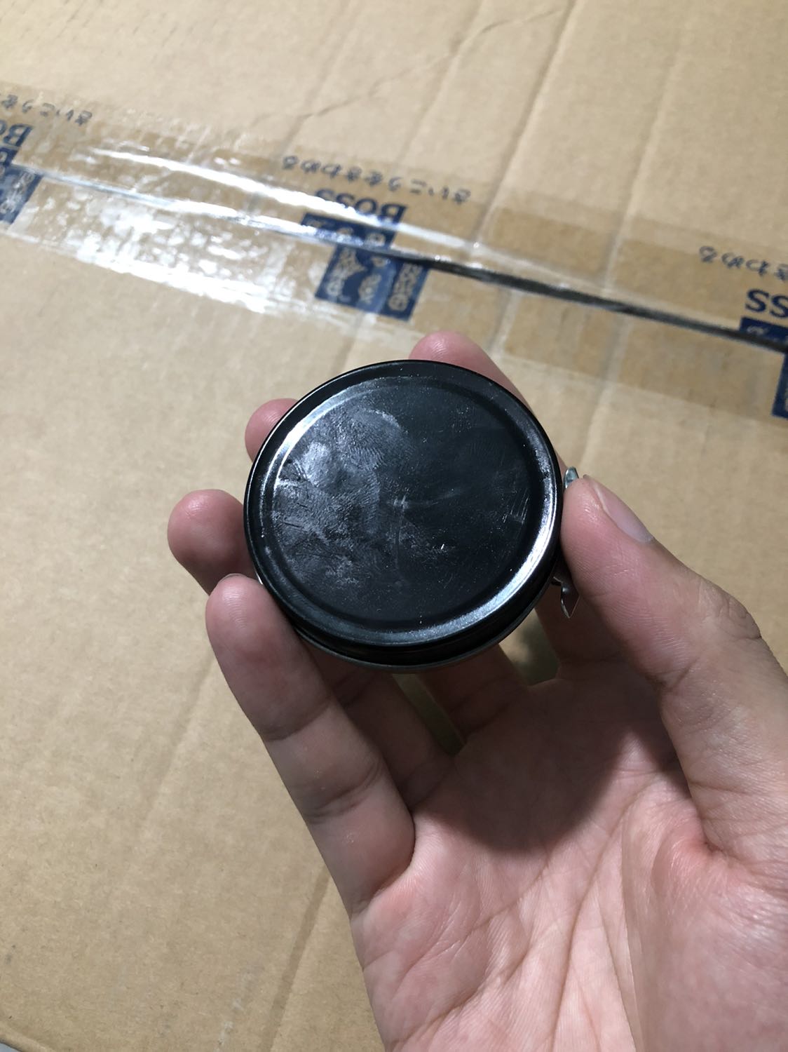 Sản phẩm ko như trên mô tả. Các hộp xi ko có nhãn mác như ảnh của shop cung cấp. 1 hộp xi bằng nhôm bên trong chứa sáp màu trắng, mùi rất nồng. Hộp còn lại bằng nhựa, bên trong độn xốp, ko phải chứa xi màu đen như mô tả của shop. 
Các bàn chải lông nhựa rất cứng ko thể dùng đánh giày da đc. 
Sản phẩm này từ Siêu thị Ngọc Huyền ko đảm bảo chất lượng, mọi người đừng mua để rồi phải thất vọng.
Góp ý với shop: hãy ngưng bán những sản phẩm kém chất lượng như thế này. Hoặc ít ra shop hãy mô tả đúng với sản phẩm thật mà shop bán. Ko nên *** dối khách hàng. 
Mình rất ko hài lòng với cách kinh doanh của shop.
Buôn bán kiểu ko uy tín thì dù có làm cái gì cũng không thể khá nổi đâu ạ.