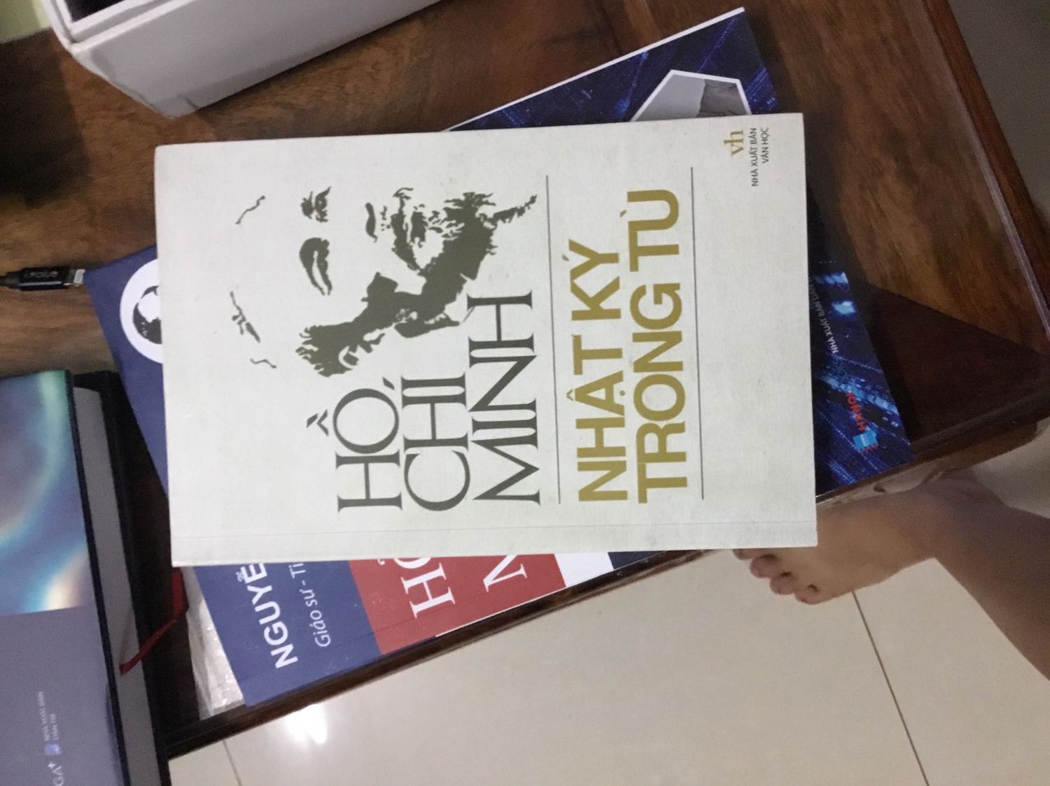 Sách hay đọc trong một ngày là hết nhưng sách hơi quăn và nhuốm màu