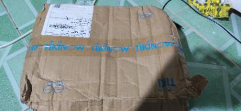 Mua về nhìn cái hộp tả tơi mà thấy thương. Hên là sách không bị gì nhưng mấy quyển bung hết seal r. Mình mua để đọc nên ko ko gắt về còn seal hay ko nữa.