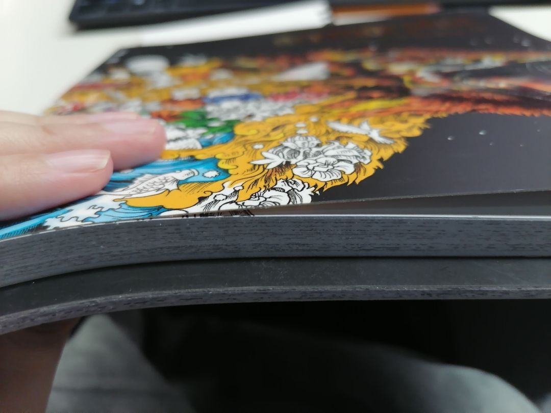 Nhận được hàng làm mình khá là bất ngờ luôn. Vì quá chất lượng so với giá tiền. Mình cũng mua 1 quyển tô màu giá tương đương mà ít mẫu hơn hẳn. Sách này nhiều chi tiết đúng gu mình rất thích, giấy dày đẹp vẽ màu nước cũng được. Rất thích.