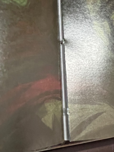 Mình k dám để thẳng ra mà toàn nương theo khi đọc mà càng về cuối thì sách tách ra khỏi gáy như hình, khá thất vọng k biết khi nào thì nó rơi ra khỏi gáy