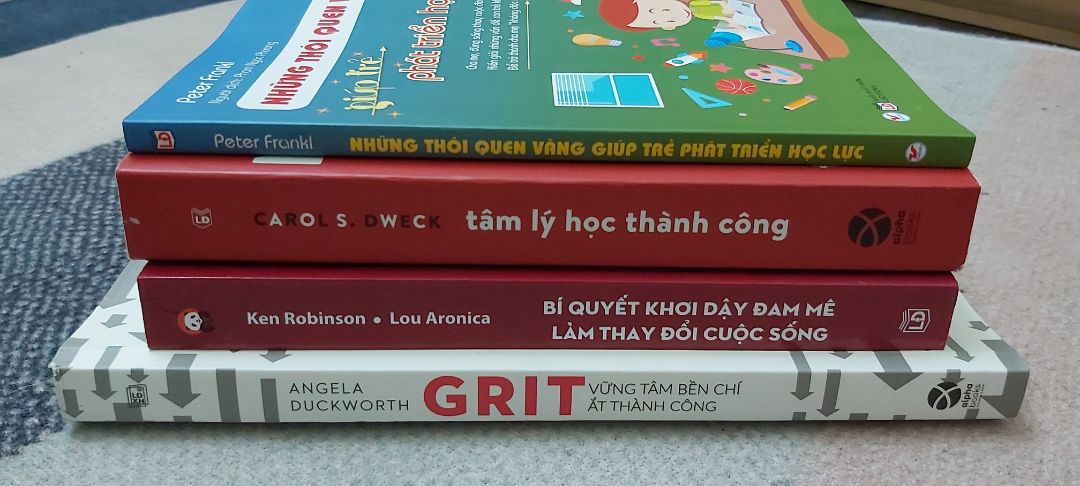 "Theo Peter Frankl mỗi em bé đều là duy nhất, vì thế khi nuôi dạy và tập trung phát triển năng lực của bé, hãy nhớ rằng: Đừng so sánh con mình với con người khóc bởi mọi sự so sánh đều là khập khiễng. Để không tạo sức ép cho con và cho chính bản thân mình, hãy lấy chính con mình làm cột mốc và đánh giá sự phát triển của con, so với chính con tuần trước, tháng trước, năm trước. Cải khó nhất đối với những đứa trẻ là việc cho mẹ liên tục thay đổi phương châm giáo dục. Con bạn nhất định sẽ bất an về điều đó. Ví dụ, sau khi xem chương trình ti vi, bọn bắt con mình học tiếng Anh vì nghĩ rằng tương lai sau này chúng rất cần tới tiếng Anh. Khoảng hai tháng sau, do bị ảnh hưởng bởi một cuốn sách, bạn bắt con bỏ học tiếng Anh để học tiếng Nhật. Hai tháng sau nữa, bạn lại bắt con bỏ tất cả để học Toán vì cho rằng, nếu vững vàng môn Toán sẽ " dễ sống " trong thời đại 4.0. Vậy thì con bạn liệu có hạnh phúc không?"
Mình biết được quyển sách này qua thầy giáo dạy toán của con, nhìn qua ko mấy ấn tượng về hình thức sách. Nhưng nội dung sách đã làm mình thay đổi cách để đồng hành cùng con. Sách hay, phụ huynh nên đọc.