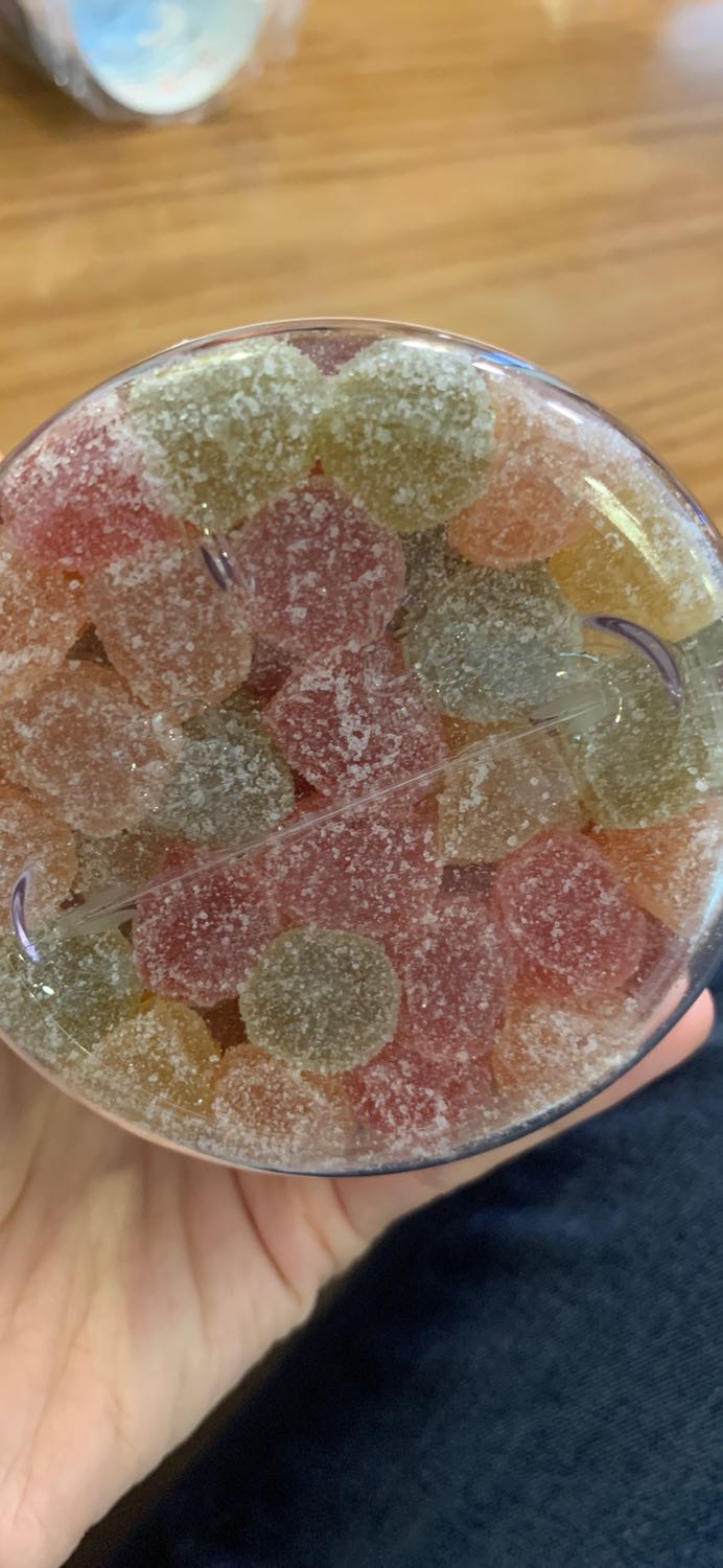 So sánh với hàng mình mua trước đó thì màu sắc và hình dạng viên kẹo tối màu hơn , ăn vào mùi vị cũng hơi khác nên chưa dám cho bé ăn .