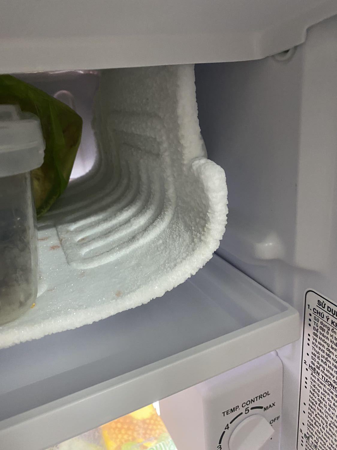 Giao nhanh chóng lắp đặt tận nơi ko phàn nàn về ship. Chất lượng tủ ok đã sài nhữa tháng mới đánh giá. Tủ bị đo gs tuyết ở ngăn đông. Nhìn nhỏ nhưng để đc rất nhiều đồ. Chất lượng ok trừ việc đóng tuyết