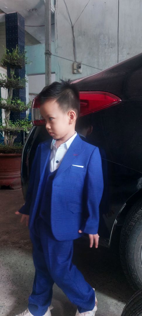 bộ đồ rất đẹp , may rất chỉn chu và pro y như của người lớn.
