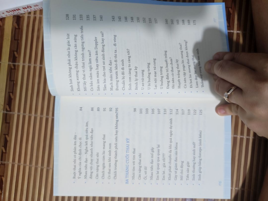 quyển sách giải đáp cơ bản nhất những thắc mắc quan trọng trong thai kỳ. cảm ơn bác sĩ Thương. cảm ơn Tiki