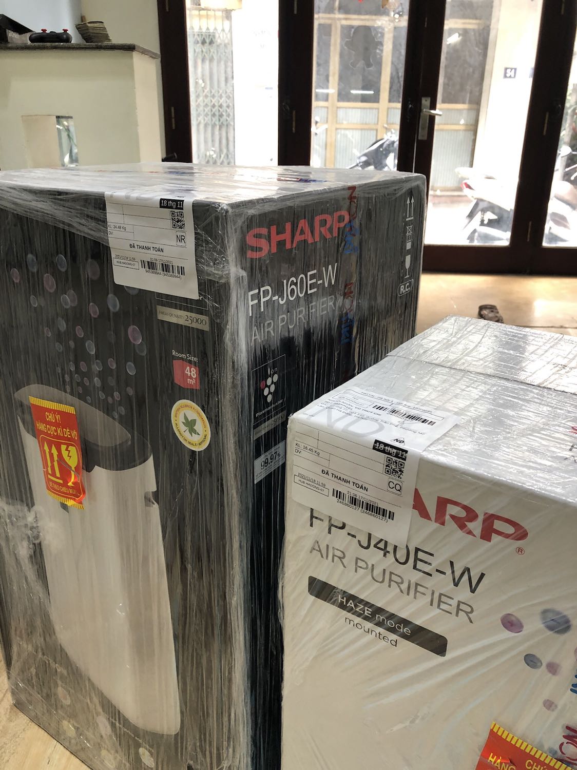 Máy khoẻ, hút bụi và khử mùi ok. Ngày hết hạn bảo hành theo Giấy bảo hành khi mở hộp vào tháng 11/2021(đúng tháng mua hàng), sản xuất từ tháng 7/2020, có vẻ là hàng tồn kho. Gọi lên tổng đài hãng Sharp nhân viên hãng báo hỗ trợ active luôn và đảm bảo đủ 1 năm bảo hành tính từ ngày mua trên Tiki.
