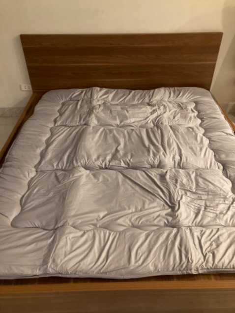 Êm, thoải mái, đóng gói hút chân không cẩn thận. Màu ghi sáng. Chất trơn