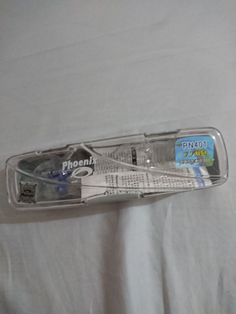 Kính hơi bé, có mấy miếng nhựa để chỉnh độ dài gọng mũi mà không biết dùng. Đeo đau mắt và bị mờ nữa. Hơi thất vọng.