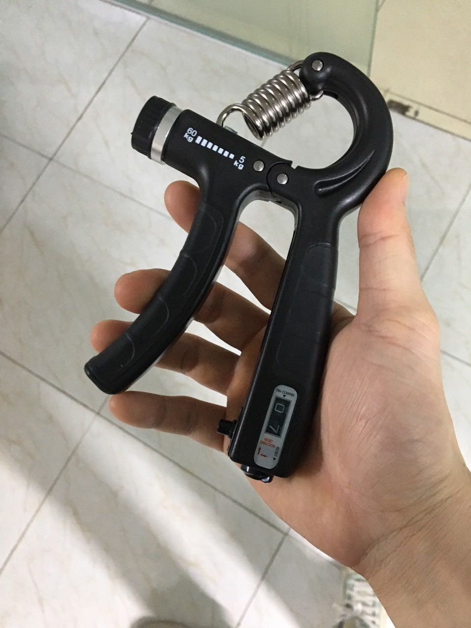 Kim giao giống mẫu, giá ok mà chất lượng nha, kìm chắc chắn. Đáng tiền ạ