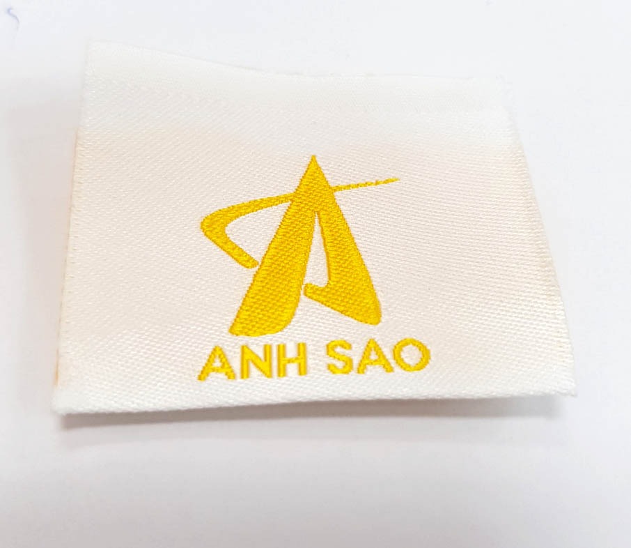 Như mình thấy tầm giá vậy đối vs 1 chiếc gối lông vũ chỉnh chu về bao bì, chất liệu vỏ gối mịn, ko bị xuyên các sợi gối bên trong ra ngoài như 1 số gối khác, tag gối thêu tay chỉnh chu, ấn tượng nhất là có tag chứng nhận vải Oek-tex gì đó. Lúc đầu ko biết mình cũng thử gg xem nó là gì thì rất bất ngờ với sản phẩm gối này có đạt đc chứng nhận vài ko gây độc hại. Nên rất yên tâm mua xài. 

Về chất liệu sản phẩm thì miễn bàn cãi, rất mềm mịn, êm ái. Sẽ giới thiệu ba mẹ mua dùng thử.