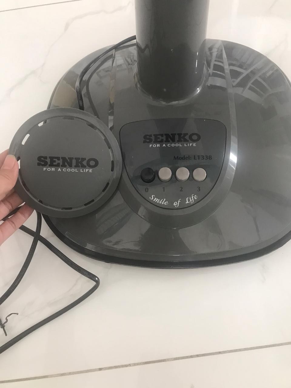 Mình rất thích hãng quạt này vì mình đã mua 2 cái dung,1cái dùng được 2 năm bị hư nên mình mua cái mới.Ko hiểu chủ Shop làm ăn kiểu gì ngày Tết mà bán cho cái quạt gãy luôn cái nắp như này,may mà mình chưa vứt cái cũ đi lấy về lắp thay thế.Bạn bán làm ơn có tâm chút,nếu hết hàng thì đừng giao nữa để mình mua chỗ khác.