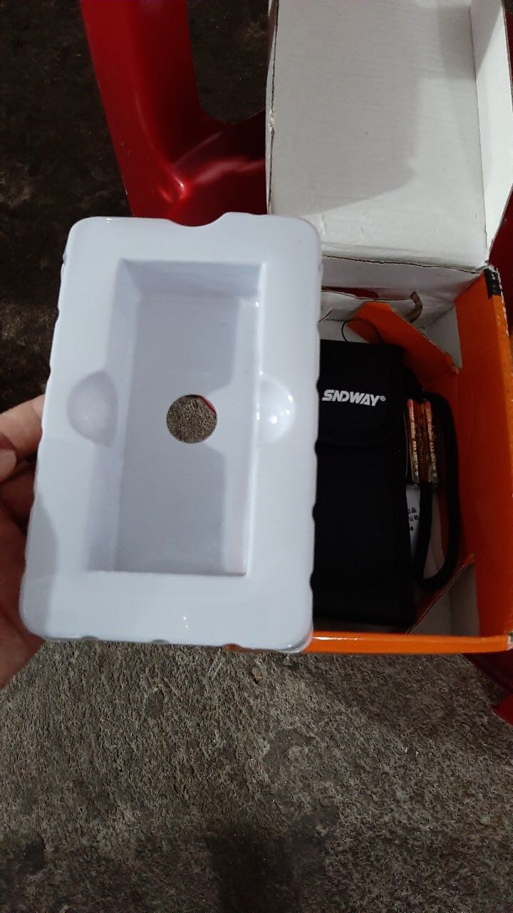 Tội nhận hàng, thanh toán xong, mở hộp thì thế này
1.Hộp Ko nguyên vẹn
2. Ko có sản phẩm, chỉ có 2 viên pin và vỏ đựng sản phẩm
Tin tưởng tiki mới đặt hàng, nhưng đối tác bán hàng và dịch vụ vận chuyển quá kém. 
Tổng đài giải quyết khiếu nại đã tiếp nhận Thông tin nhưng chưa có phản hồi.