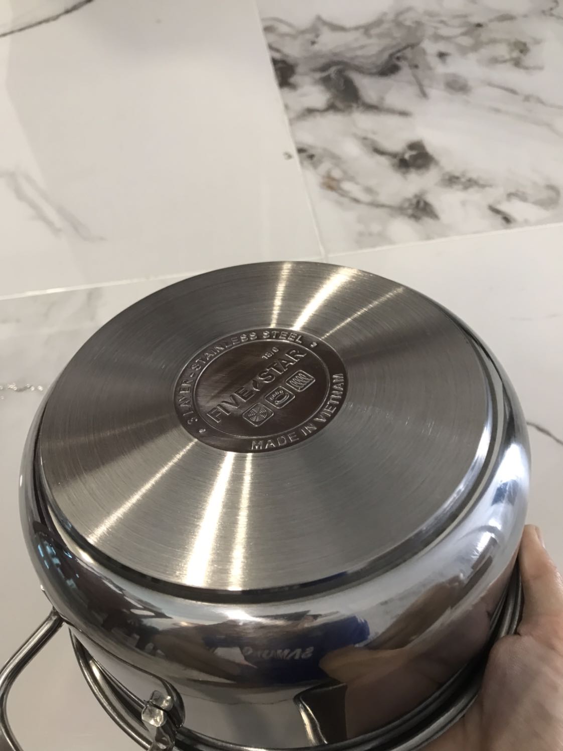 Cho 3* thôi, nắp nồi và miệng nồi có dấu vết vì bị mở bung ra và không được bảo quản. Còn lại Ok.