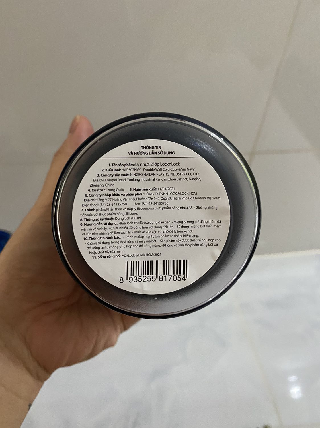 Nắp hơi trầy…check mã thấy ko ra tên sp…ko biết phai hành chính hãng ko… vì đã mua nhiều ly Lock&lock rồi nên thấy hoi lạ