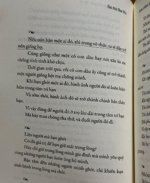Cuốn sách này đến với mình khi mình vừa trải qua một cú sốc về chuyện tình cảm, mình đã bị phản bội lần 2 trong chặng đường đồng hành cùng người đó gần 3 năm, những dòng chữ trong cuốn sách này như là một liều thuốc an thần cho mình vậy. Giúp mình được thoải mái và buông bỏ nhiều nỗi buâng khuâng trong lòng.