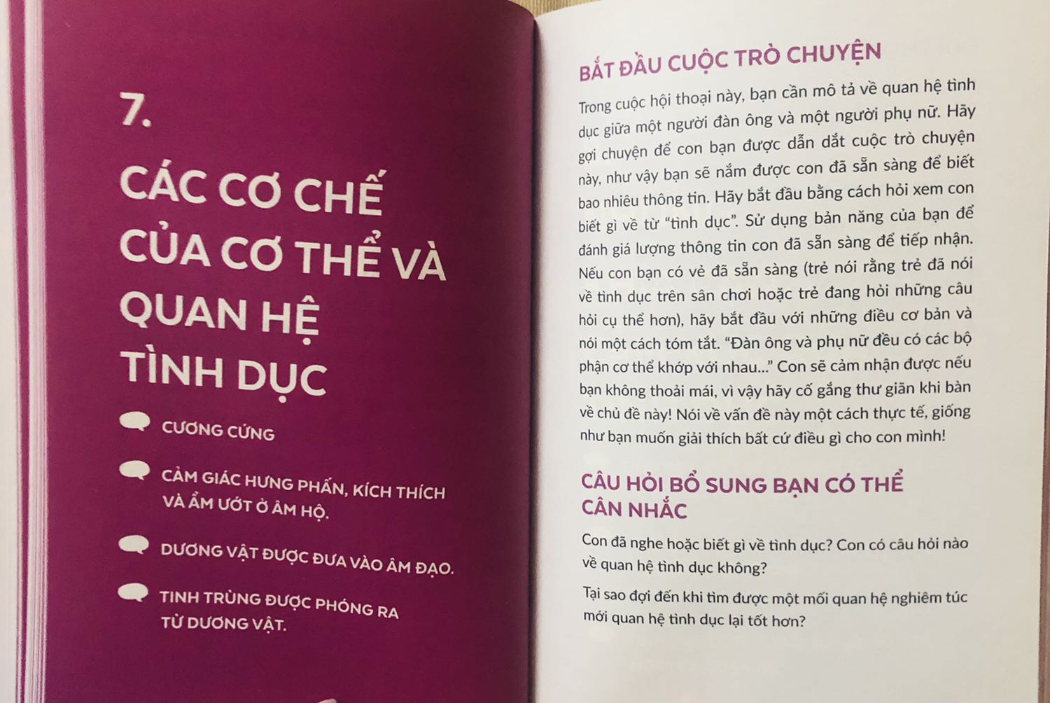 - Sách phân ra từng nội dung và gợi ý cho phụ huynh cách trò chuyện với trẻ để trẻ có thể tiếp thu được các vấn đề liên quan hoặc sẽ phát sinh ở độ tuổi đó giúp trẻ ý thức được sự việc, biết cách yêu thương và bảo vệ  bản thân.