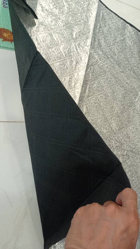 Quảng cáo mô tả có 2 dây thun 2 bên để tròng vào kính xe. Hàng thật thì lại không có. Quá chán