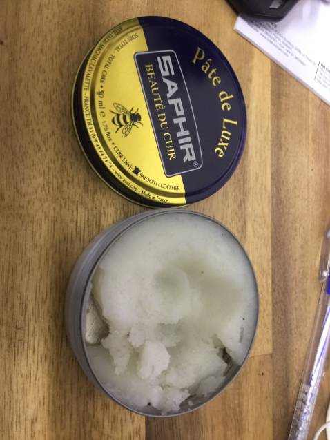 Tôi mua của cửa hàng 4 món, trong đó có xi đánh bóng giày Saphir Pate De Lũe BDC 50ml, nhưng khi mở ra thì hộp si đã bị vơi và thủng gần như một nửa, kiểu như đã bị ăn bớt hay dùng rồi. Thực sự rất khó chịu. Si bên trong đã bị nham nhở, k đầy đặn và hộp si cũng k có niêm phong hay gì cả. Gần 200k một hộp k hề rẻ nhưng bán hàng như bán hàng cũ, ăn bớt lượng hàng.