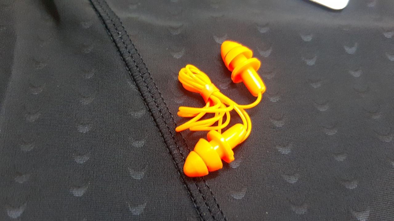 Sản phẩm giao hàng nhanh , đặt sáng chiều có đi bơi *** luôn . Hàng giao đầy đủ phụ kiện có kèm quà tặng hợp lý nón bơi và bịt tai nên khỏi phải mua thêm gì cả . Mẫu thì như hình chụp , vải mặc mát , vừa form không bị lộ hàng :)) Đánh giá 5 sao cho chất lượng