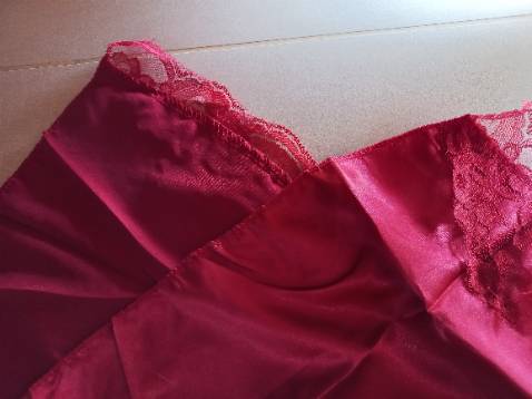 Váy mà ngắn như áo, không thể mặc được! Đường may cẩu thả, không thèm máy gập gấu lên. Chất phi bóng quá nóng. Sản phẩm tồi, hoàn toàn không giống như ảnh mô tả.