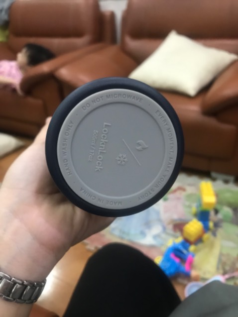 Thật sự bất ngờ vì Tiki giao hàng quá nhanh. Mình đặt lúc 1h sáng mà 9:30 đã nhận được bình về tay. Đóng gói rất cẩn thận, ngoài hộp của sản phầm, Tiki còn đóng thêm 1 hộp carton ở ngoài tránh móp méo nữa! Rất hài lòng về dịch vụ. Bình thì đẹp, cầm chắc tay. Cảm ơn Shop, sẽ còn mua thêm đồ của Shop nữa.