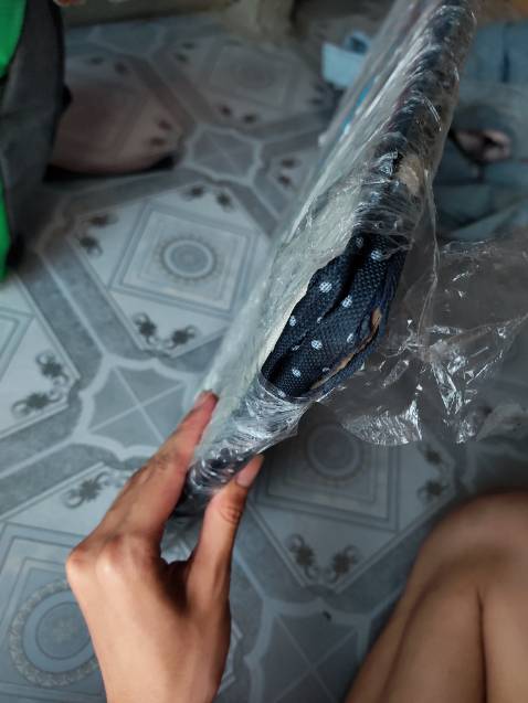 lúc lấy hàng không để ý, về phòng mới thấy nó bị lủng 1 lỗ như này? bây giờ đổi trả ntn đây?