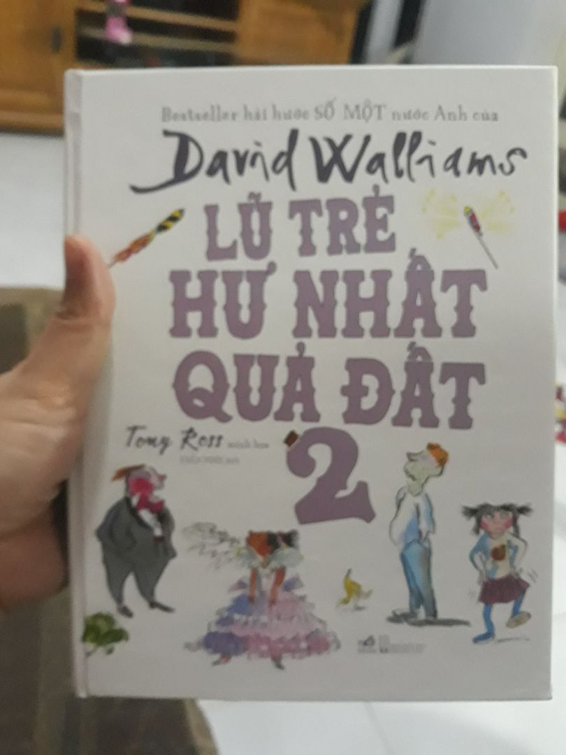 Truyện của David Walliams thì là siêu siêu hay rồi, mình mua cho tụi nhỏ tất cả các cuốn của tác giả này. Cuốn này bìa siêu đẹp, hình ảnh màu vui nhộn, bắt mắt. Tụi nhỏ vừa đọc vừa cười rúc rích, truyện hài siêu bựa. Có bìa áo bên ngoài, sách bìa cứng, chắc tay nhé mọi người. Sẽ là quà xịn cho các bé trong mùa hè này. Truyện của David Walliams thì là siêu siêu hay rồi, mình mua cho tụi nhỏ tất cả các cuốn của tác giả này. Cuốn này bìa siêu đẹp, hình ảnh màu vui nhộn, bắt mắt. Tụi nhỏ vừa đọc vừa cười rúc rích, truyện hài siêu bựa. Có bìa áo bên ngoài, sách bìa cứng, chắc tay nhé mọi người. Sẽ là quà xịn cho các bé trong mùa hè này.