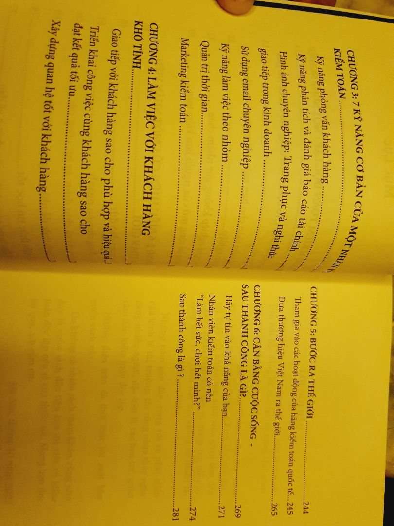 Mình đọc lướt qua tiêu đề, không để ý kỹ chữ Kỹ năng đinh ninh là những vấn đề mắc phải khi làm kiểm toán, mua về cầm lên nghĩ lại mới thấy sai lầm. Sách dành cho các bạn năm nhất, năm 2 cần định hướng hoặc muốn có cái nhìn tổng quát chứ những người đi làm rồi thì cuốn này vô thưởng vô phạt vì đều đã biết hết những cái trong sách này ghi rồi, hoặc đi thực tập cũng đủ để biết những cái trong sách nói. Nói chung là không có giá trị đối với mình.