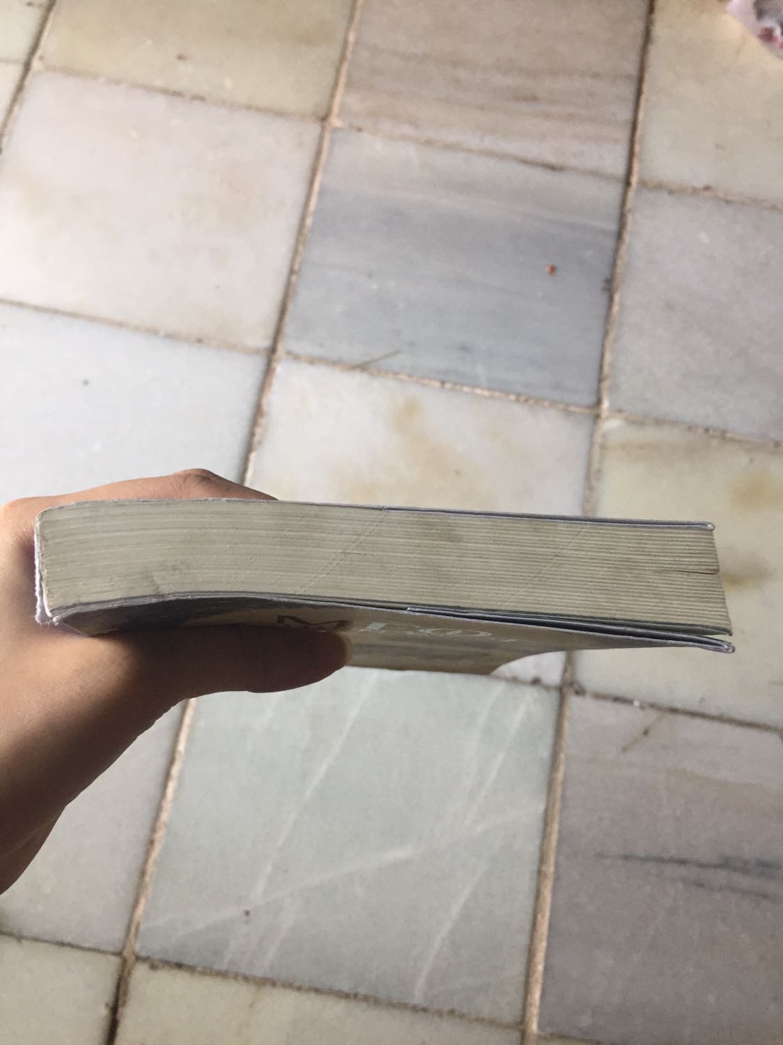 Nội dung sách hay nhưng bên ngoài lại rất cũ, bị bẩn, sách bị quăn, gáy sách bị rách, nhìn rất mất mĩ quan, k giống sách mới và tệ như sách mua ngoài tiệm sách cũ vậy