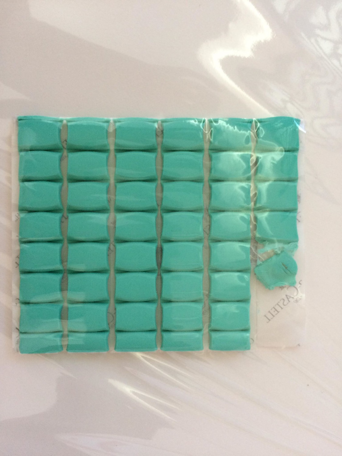 Đất sét do nhà sách FAHASA trên Tiki bán có giá rất tốt, thậm chí còn rẻ hơn ở các cửa hàng hoạ cụ bên ngoài. Phục vụ giao hàng bằng Grab siêu nhanh, mình chỉ mua 1 gói đất sét thôi mà đóng gói kỹ càng đẹp đẽ. Đất sét này tái sử dụng được và có nhiều công dụng khác nhau, mọi người có thể xem thêm cách sử dụng trong clip này https://www.youtube.com/watch?v=4uOHV_4652A . Mình chủ yếu dùng để đính tranh vẽ linh tinh lên tường mà không sợ hư tường hoặc hư giấy sau khi tháo đất sét ra.