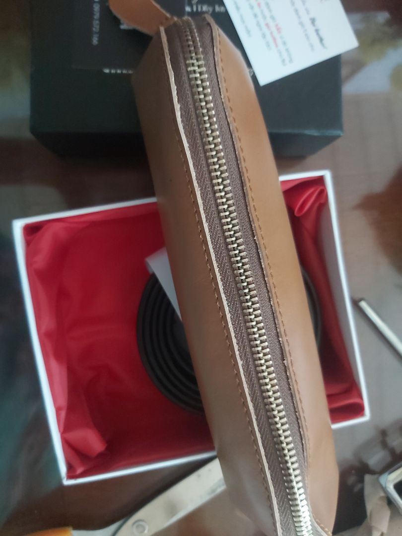 phải chi có màu đen nữa là tuyệt vời, e tưởng nhỏ ko để được nhiều thứ ai ngờ để được nhiều lắm! giao hàng nhanh và đóng gói rất kĩ, khóa kéo chắc chắn, đường chỉ may ok lắm, sẽ ủng hộ shop hoài