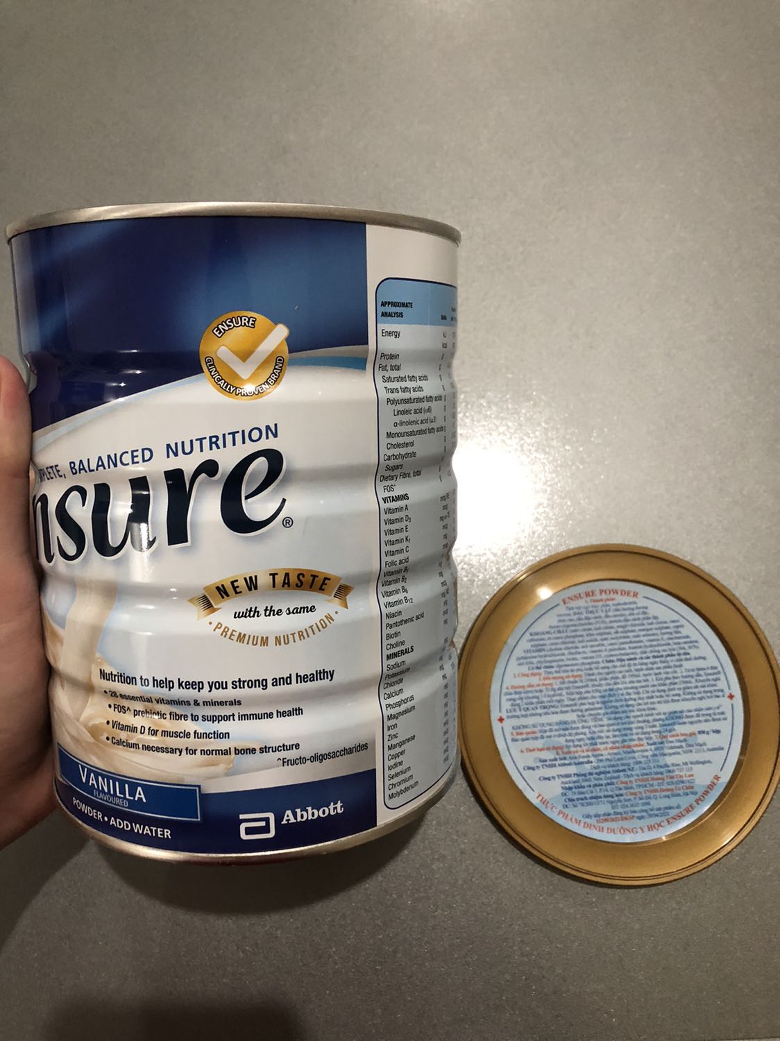 - Giao hàng: Siêu nhanh nhé. Mình đặt tối 12/12, tới sáng sớm 14/12 đã có shipper Tiki gọi giao hàng rồi.

- Đóng gói: Tốt. Mình có đặt riêng lẻ 3 hộp, có 2 hộp được chèn giấy chống sốc và 1 hộp không. Tất cả đều được giao nguyên vẹn từ hộp sữa bên trong tới hộp giấy bên ngoài.

- Giá: Ưu đãi tốt. Mình đặt vào 12/12 sale lớn, được shop lẫn Tiki hỗ trợ với giá cực yêu 554k/hộp sữa. Và được tặng kèm chai cồn rửa tay sát khuẩn nhập khẩu Úc.

- Chất lượng: Chính hãng. Mình chưa uống bao giờ nhưng mẹ mình kiểm tra vỏ ngoài dựa theo thói quen mua hàng thường xuyên, có uống thử và thấy mùi vị chuẩn sữa Ensure thơm ngon. 

- Điểm trừ: HSD hơi gần. Mình có nhắn tin hỏi shop về HSD khi đã đặt đơn và được shop báo là T2/2023. Nhưng tới khi mở ra thì date là T11/2022. Mình hơi ba chấm một chút thôi chứ không thấy vấn đề này ảnh hưởng gì quá lớn, vì vài ba hộp sữa ba mẹ mình uống 1,2 tháng là hết. Mình viết đánh giá để shop chú ý check lại với nhân viên đóng hàng trước khi báo khách.

=> Tổng quan lại: Giá rất ưu đãi, hàng chính hãng, đóng gói tốt, giao siêu nhanh, còn được tặng kèm quà nữa, nhân viên trả lời tin nhắn nhanh. Mẹ mình dặn mình nào uống hết thì sẽ tiếp tục đặt bên shop nữa á.