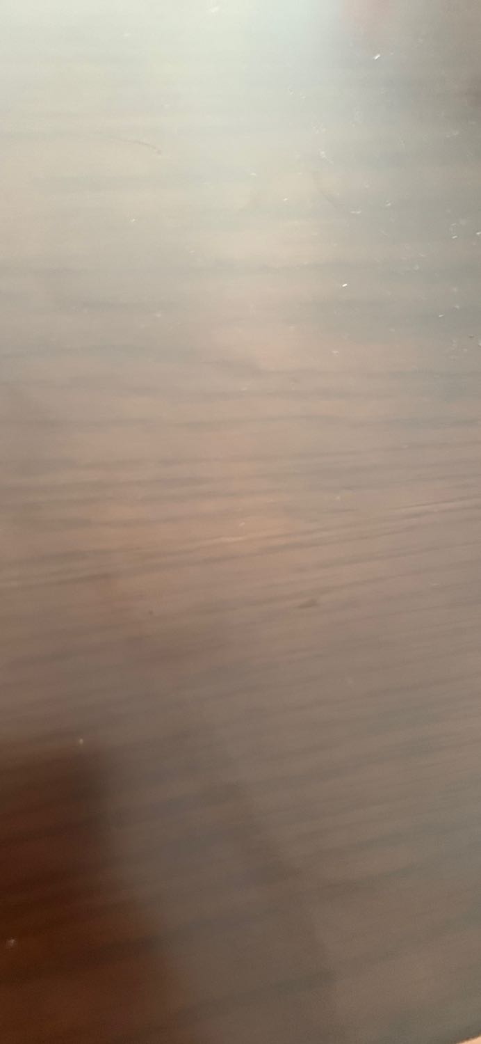 Tổng thể bàn ghế ok nha, ngồi ăn cùng thoải mái lắm, shiper giao hàng và lắp rắp bàn cho mình cũng nhiệt tình, 
Ghế ngồi chắc chắn, ôm người thoải mái, bàn là gỗ thịt ko phải gổ ép. Nên cân nhắc mua ^^